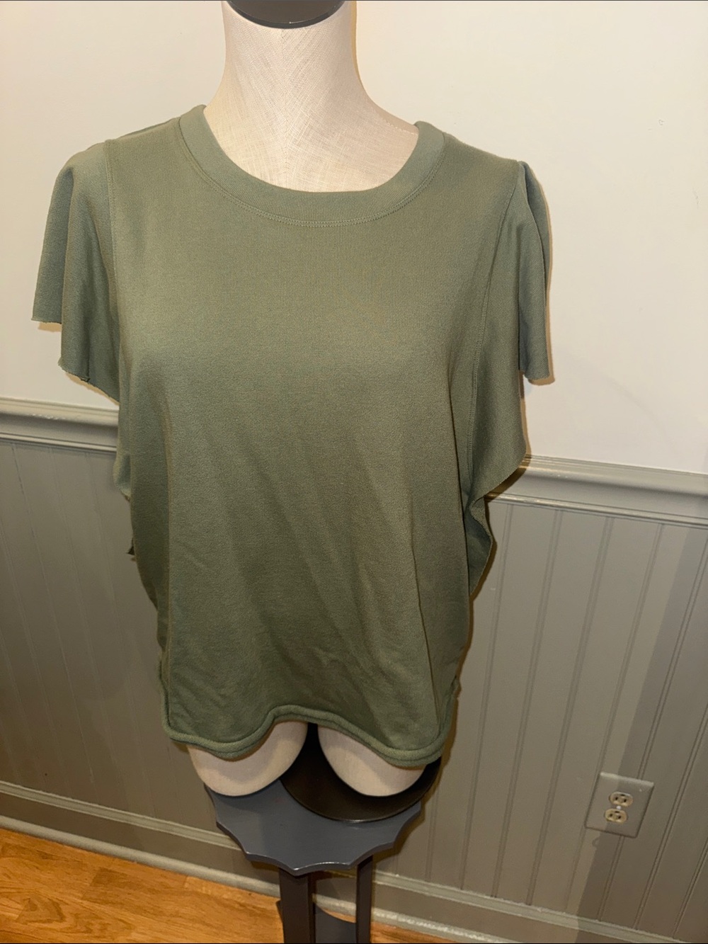 Versona Olive Green Short Sleeve Flutter Top size Large